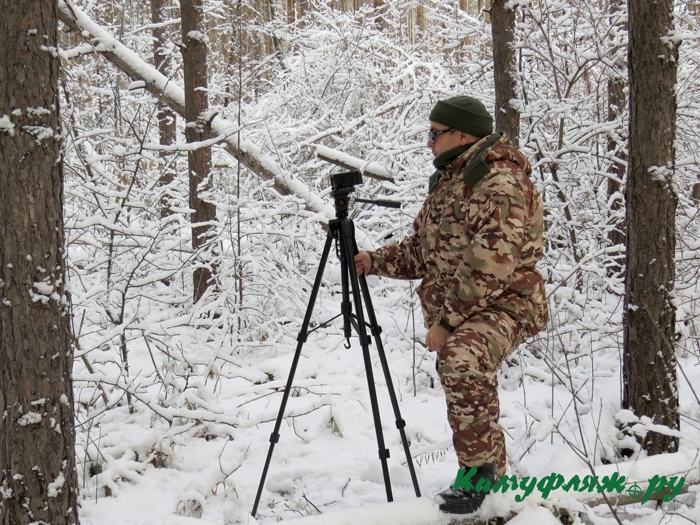 На фото автор обзора в зимнем снежном лесу и тестовая обувь