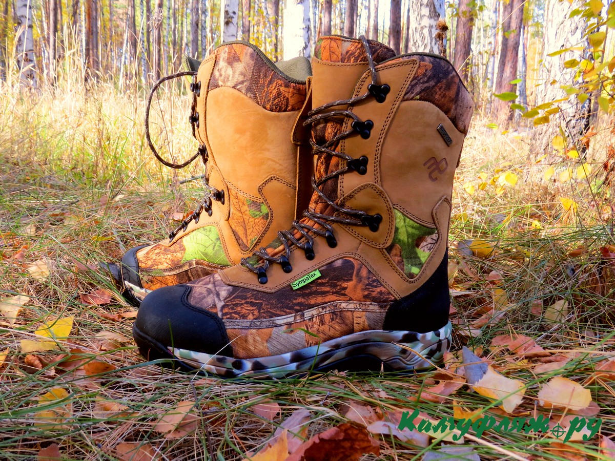 На фото ботинки ЭСО 161С в осеннем сосновом лесу. Есть возможность оценить маскирующие способности камуфляжного рисунка.