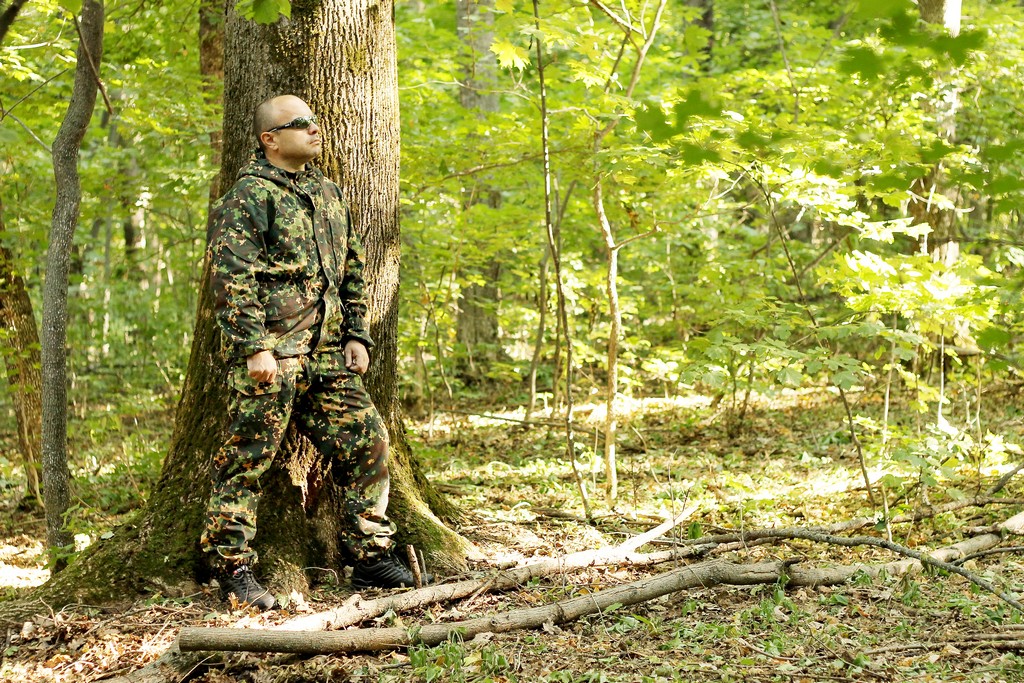 На фото автор обзора в «Горке» от «Камуфляж ру»: костюм испытывался в условиях густого лиственного леса.