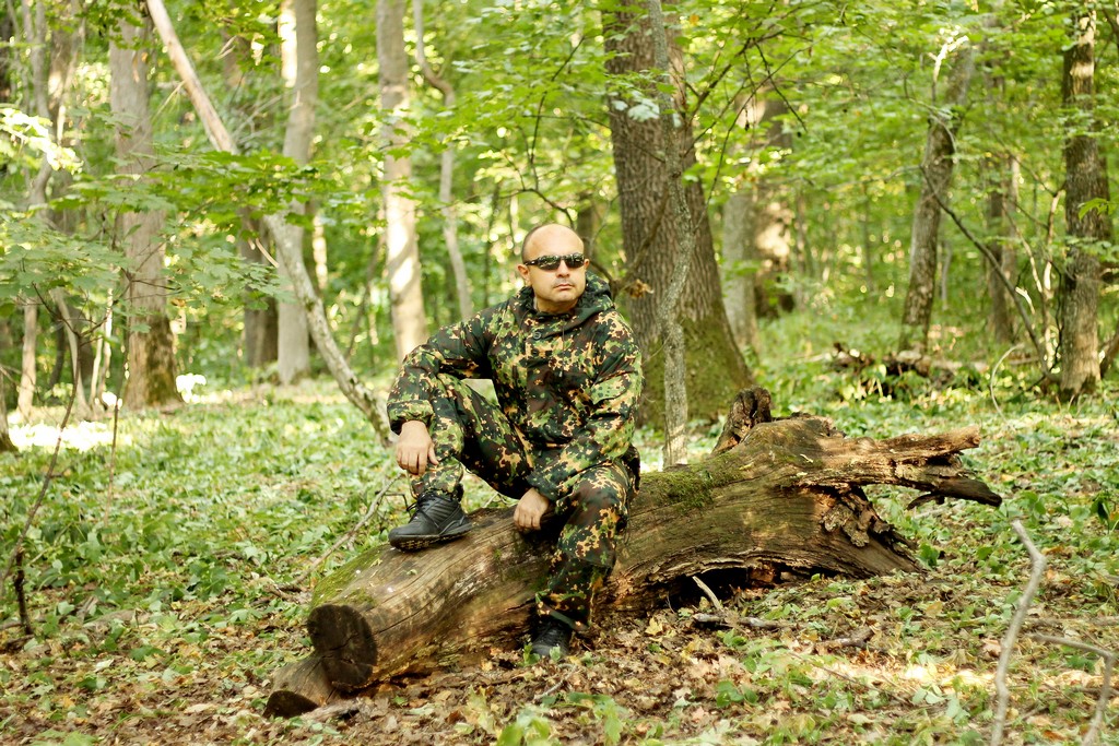 На фото автор обзора в костюме «Горка» на фоне лесной «зеленки»
