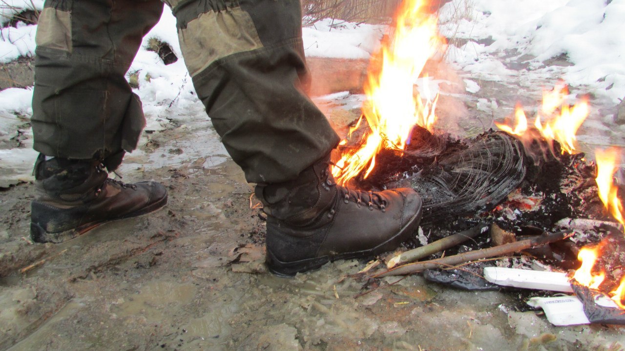 На фото ботинки в напитанной водой снежной грязи.