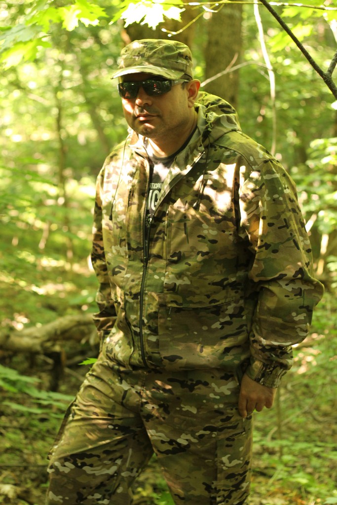 На фото костюм Тактика-2 на фоне леса